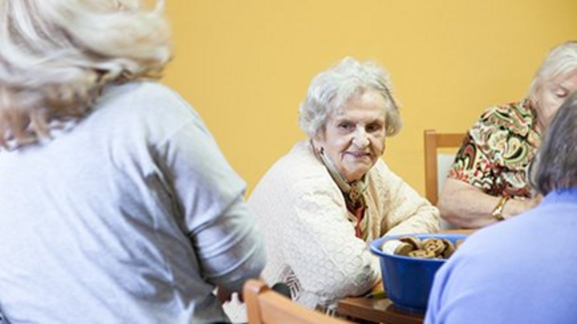 Lachende Frau beim Bingo